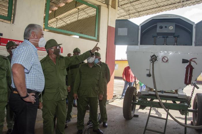  Díaz-Canel recorrió la planta productora de oxígeno del Ministerio de las Fuerzas Armadas Revolucionarias, ubicada en la Base Aérea de San Antonio de los Baños. Foto: Estudios Revolución 