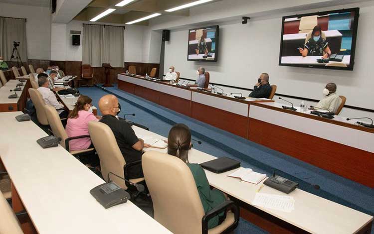 Preside Miguel Díaz-Canel reunión sobre trabajo en barrios de La Habana.