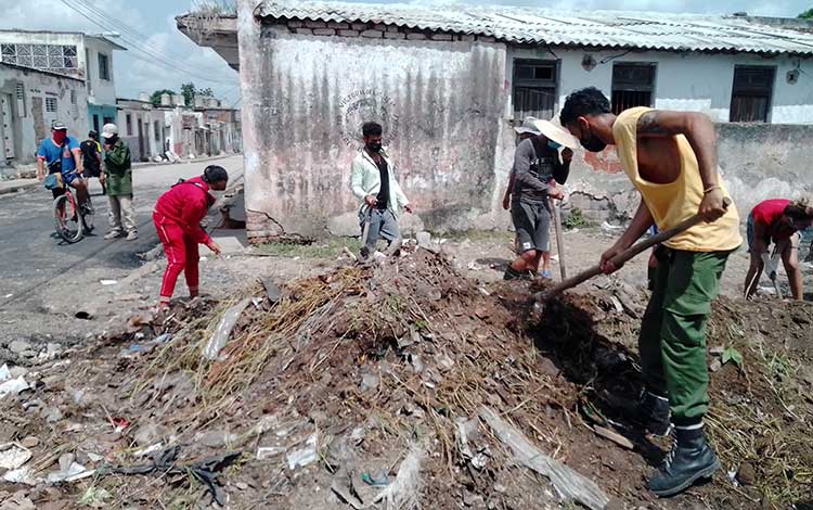 Habitantes del barrio Condado, de Santa Clara, participan en la eliminación de un microvertedero.