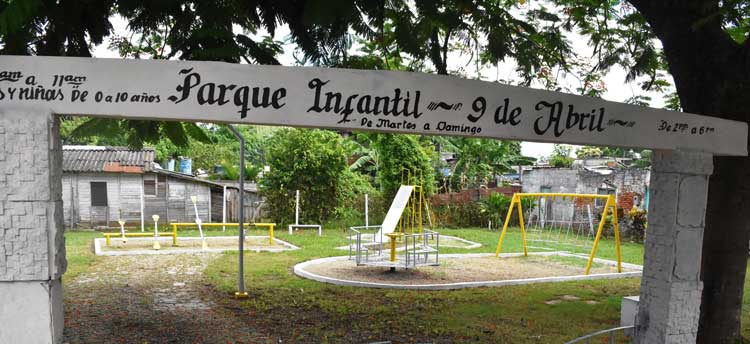 Parquecito infantil en el barrio Condado, de Santa Clara.