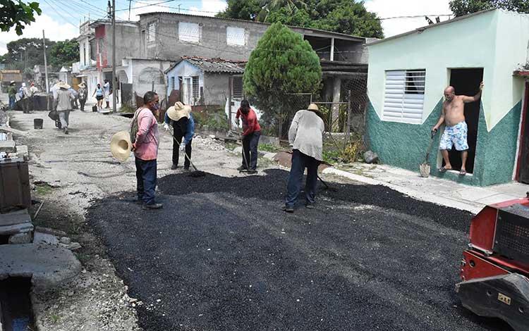 Trabajos de reparación en una de las calles del barrio Condado, de Santa Clara.