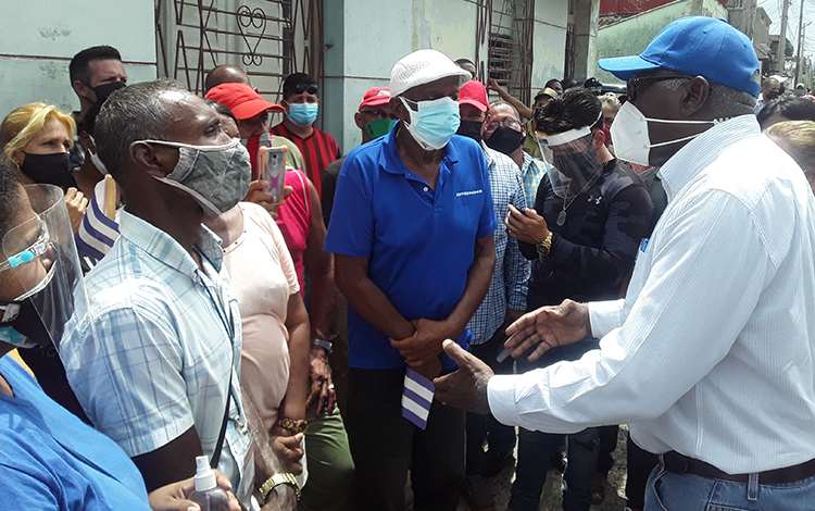 Vicepresidente de Cuba, Salvador Valdés Mesa, dialoga con vecinos del barrio Condado, del Santa Clara.