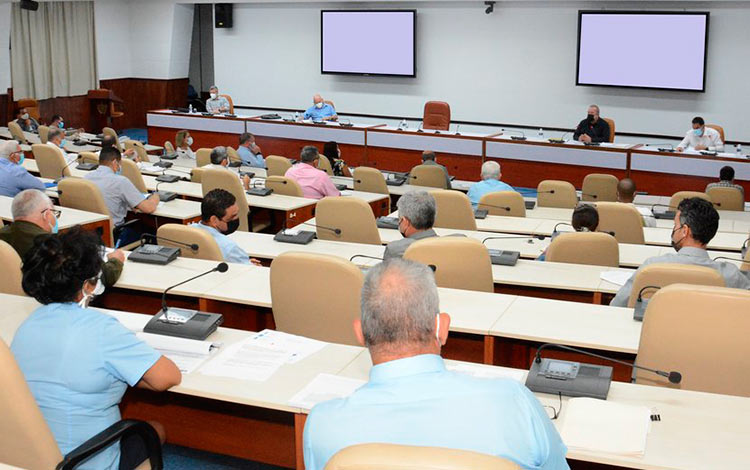 Reunión del primer ministro de Cuba, Manuel Marrero Cruz, con empresas y organismos encargados de distribuir la paquetería que arriba al país.