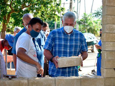 El presidente cubano aprecias las construcciones que se ejecutan en barrio del municipio capitalino de La Lisa. (Foto: Estudios Revolución) El presidente cubano aprecias las construcciones que se ejecutan en barrio del municipio capitalino de La Lisa. (Foto: Estudios Revolución)