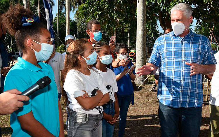 Presidente cubano, Miguel Díaz-Canel, conversa con adolescentes en un barrio del municipio capitalino de La Lisa.