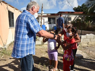 Presidente de Cuba, Miguel Díaz-Canel, conversa con niños de la comunidad Libertad en el municipio capitalino de La Lisa. Presidente de Cuba, Miguel Díaz-Canel, conversa con niños de la comunidad Libertad en el municipio capitalino de La Lisa.