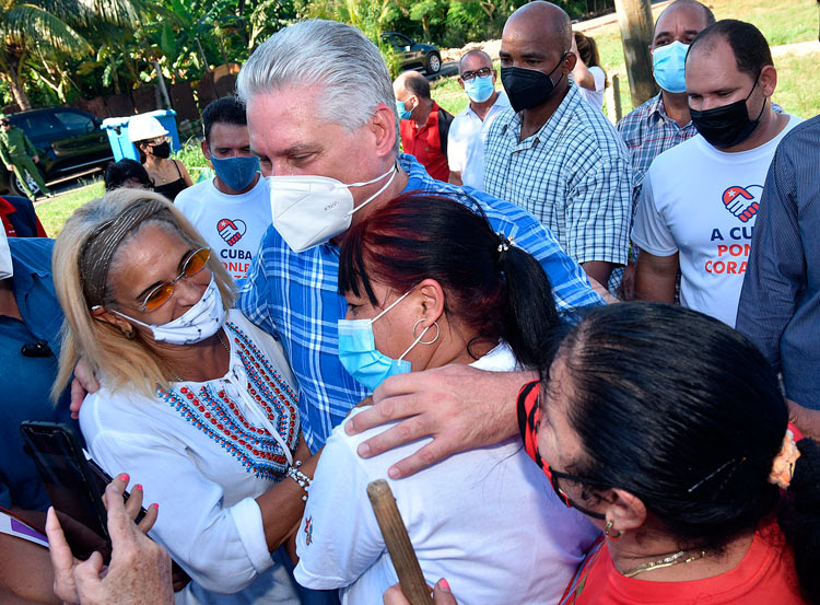 Presidente de Cuba, Miguel Díaz-Canel, conversa con residentes en un barrio del municipio capitalino de La Lisa. Presidente de Cuba, Miguel Díaz-Canel, conversa con residentes en un barrio del municipio capitalino de La Lisa.