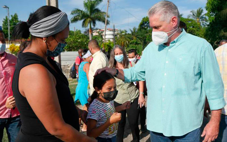 Presidente de Cuba, Miguel Díaz-Canel, saluda a una niña.