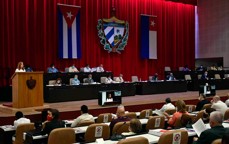 Ana María Mari, vicepresidenta de la Asamblea Nacional del Poder Popular, presenta la declaración del Parlamento cubano.