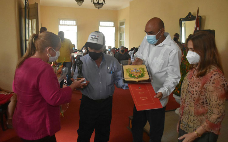 Entrega del Escudo de Armas de Villa Clara a los tres delegados fundadores. (Fotos: Carlos Torres)