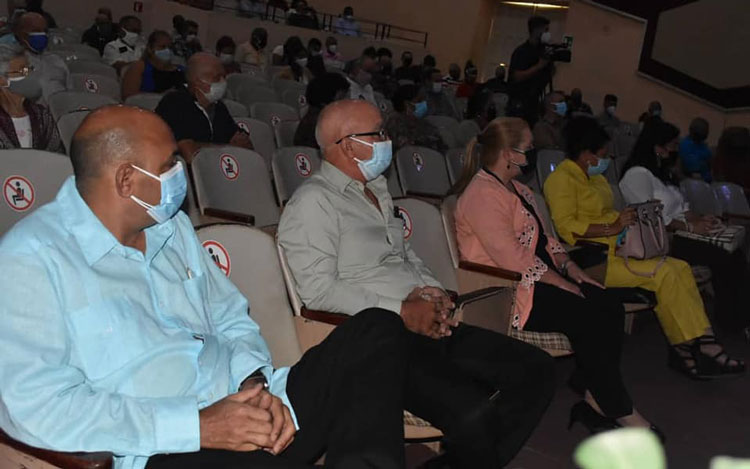 En la Asamblea Solemne de Santa Clara, celebrada en el Teatro de la Universidad Central «Marta Abreu» de Las Villas, participaron las principales autoridades políticas y gubernamentales de Villa Clara, Yudí Rodríguez Hernández y Alberto López Díaz (Foto: Carlos Torres)
