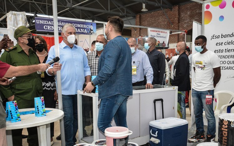 Presidente de Cuba, Miguel Díaz-Canel Bermúdez, recorre la Feria de Oportunidades de La Habana.