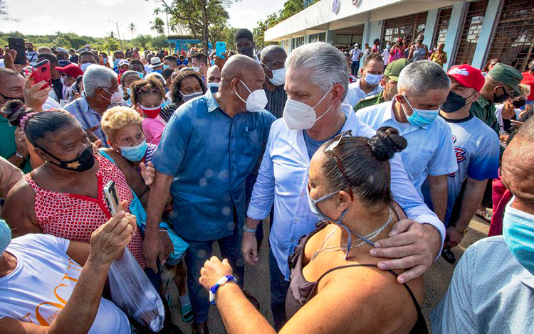 Presidente cubano, Miguel Díaz-Canel Bermúdez, dialoga con vecinos del barrio Camilo Cienfuegos, en La Habana del Este.