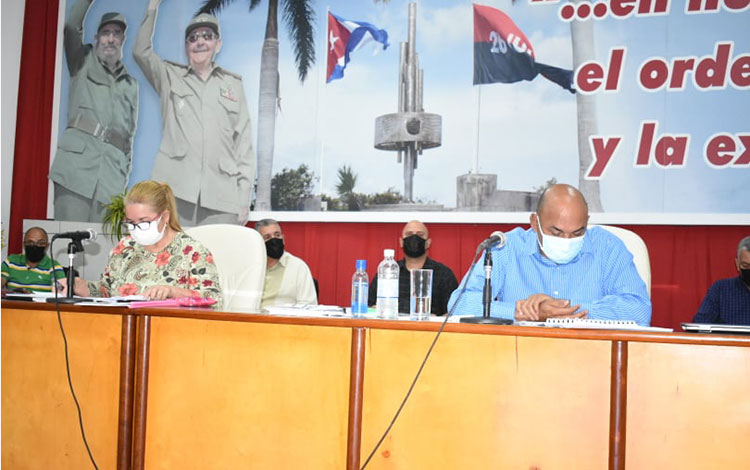 Gobernador de Villa Clara, Alberto López Díaz, y la primera secretaria del PCC, Yudí Rodríguez Hernández.