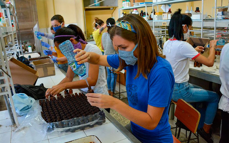 Jóvenes cubanos  trabajando.