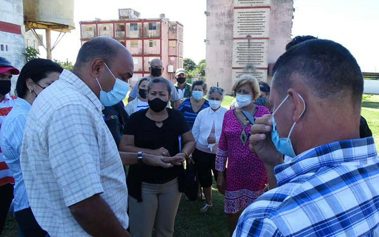 Recorrido del gobernador de Villa Clara, Alberto López Dí­az, por la comunidad La Pesquera, de Caibarién.