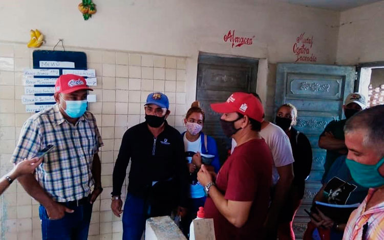 Gobernador de Villa Clara, Alberto López Díaz, dialoga con trabajadores del Sistema de Atención a la Familia (SAF) de Jorobada, en Manicaragua.