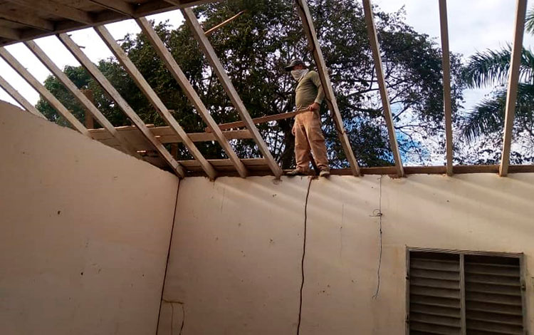 Labores de reparación del techo en la escuela Carlos Caraballo, en Jorobada, Manicaragua.