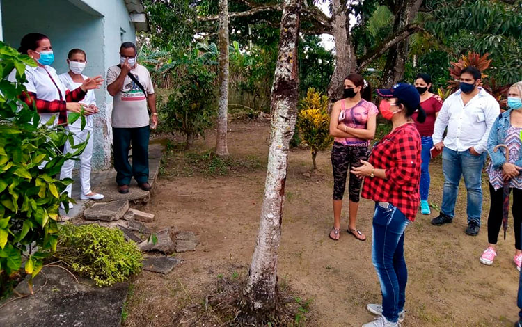 Vicegobernadora de Villa Clara, Milaxy Sánchez Armas, conversa con personal de la Salud en El Negrito, Manicaragua.