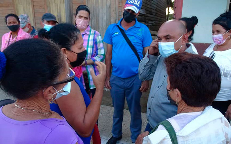 Gobernador de Villa Clara, Alberto López Díaz, dialoga con habitantes de la comunidad de Jorobada, en Manicaragua.