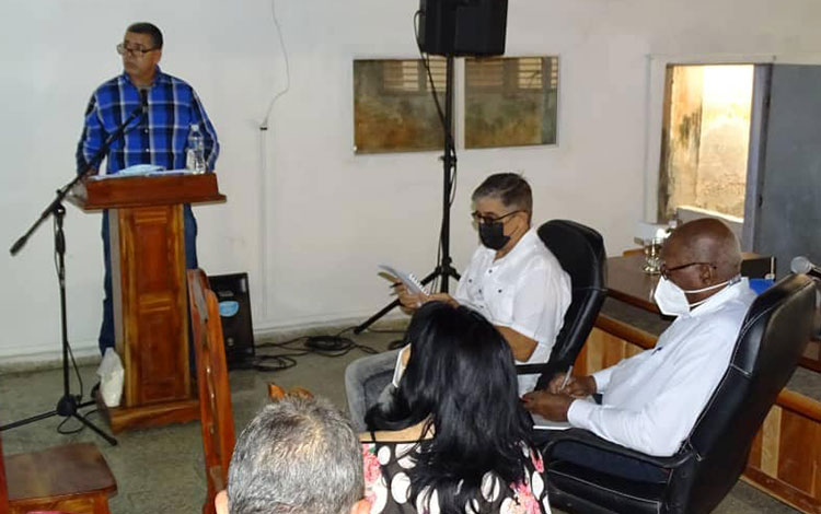 Vicepresidente cubano, Salvador Valdés Mesa, recibe explicación de la estrategia de desarrollo del municipio de Santo Domingo, en Villa Clara.