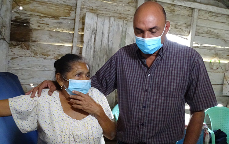 Gobernador de Villa Clara, Alberto López Dí­az, conversa con una vecina de la comunidad de Jorobada, en Manicaragua.