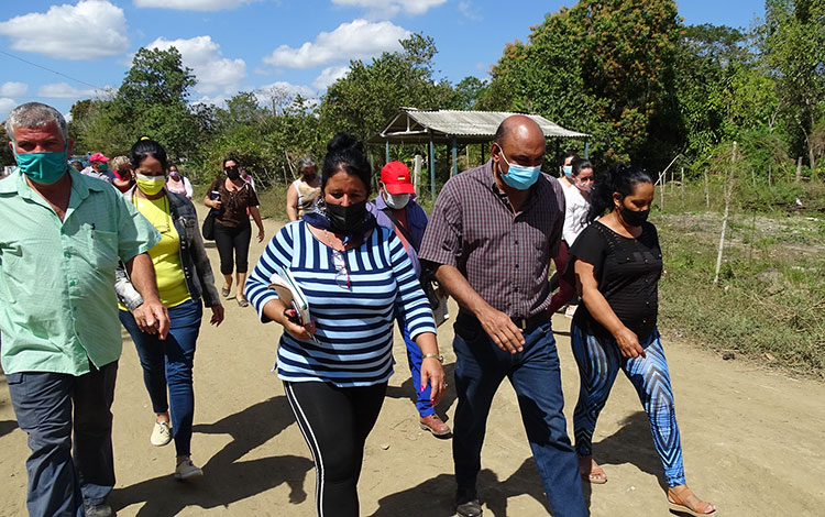 Gobernador de Villa Clara, Alberto López Díaz, recorre la comunidad de Jorobada, en Manicaragua.