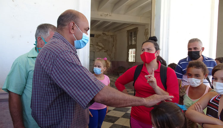 Gobernador de Villa Clara dialoga con vecinos de la comunidad de Jorobada, en Manicaragua.