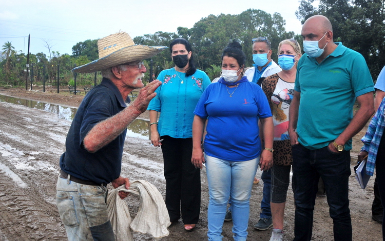 Pobladores de Jorobada, em Manicaragua, dialogan con el gobernador de Villa Clara, Alberto López Dí­az, sobre el mal estado de los viales.