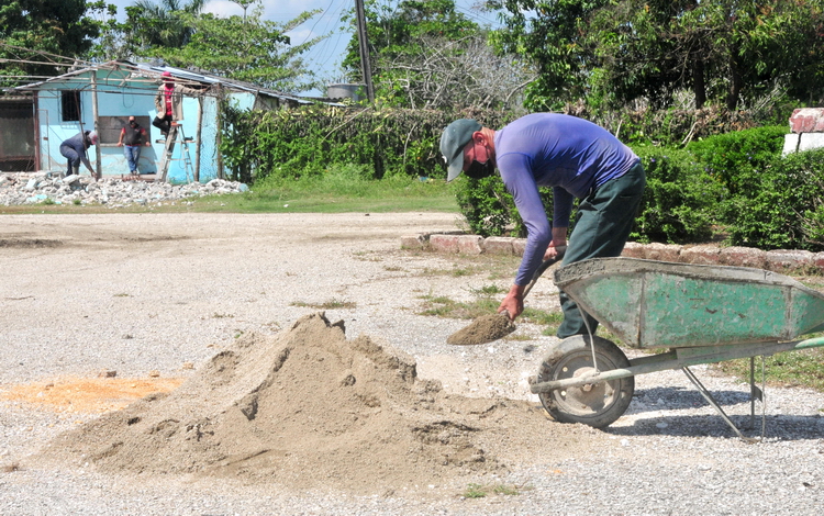 Reparación del parque infantil en la comunidad Julián Grimau, de Santa Clara.