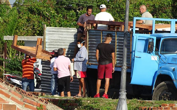 Llegada de recursos materiales para beneficio de pobladores de la comunidad de Polipalo, en Santa Clara.