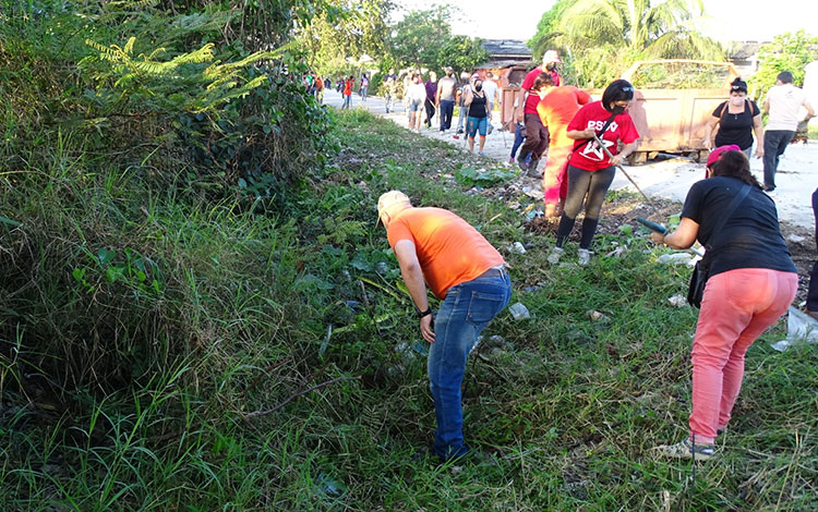 Trabajo voluntario en la comunidad Popipalo, de Santa Clara.