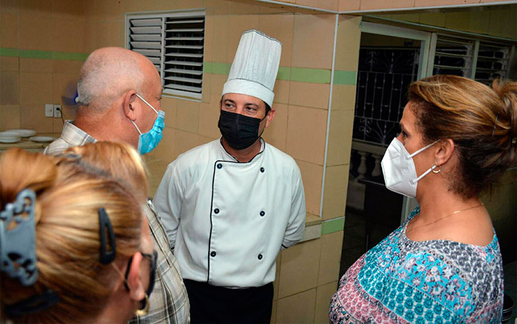 El vice primer ministro Jorge Luis Tapia Fonseca dialoga con los trabajadores de la cocina del complejo gastronómico Vista Hermosa, de Santa Clara.