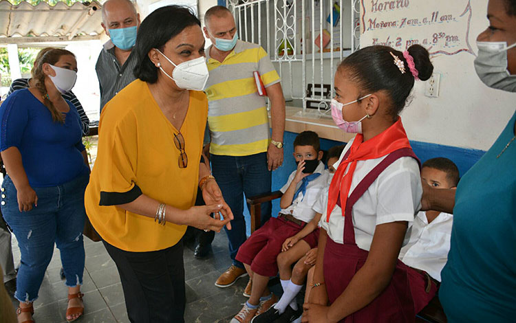 Vice primera ministra Inés María Chapman conversa con niños durante e recorrido por comunidades de Villa Clara.