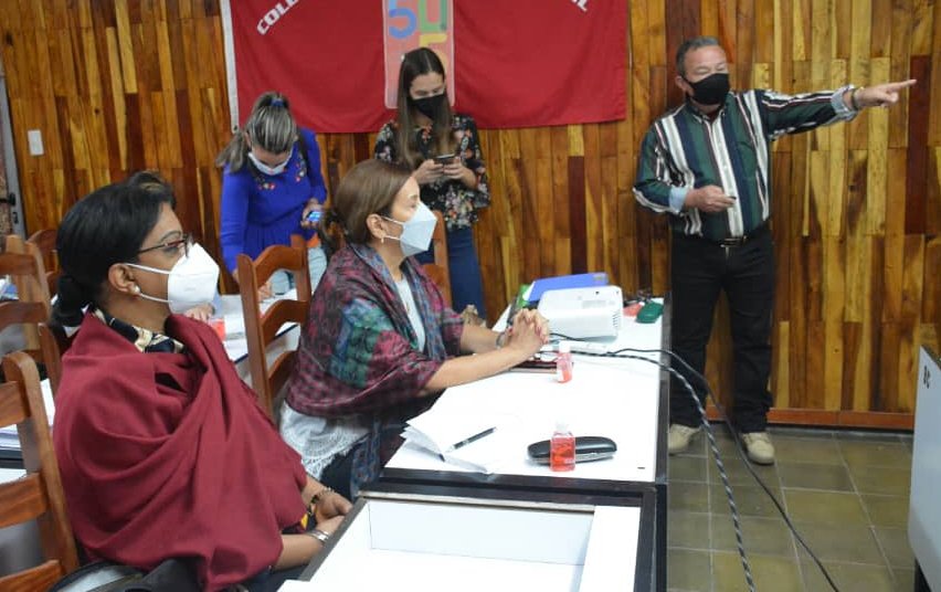 Inés Marí­a Chapman escucha al director de la Estación Experimental Agroforestal de Jibacoa, Ciro Sánchez Esmoris..