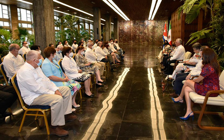 Presidente cubano, Miguel Díaz-Canel reunido con parlamentarios de México de visita en Cuba