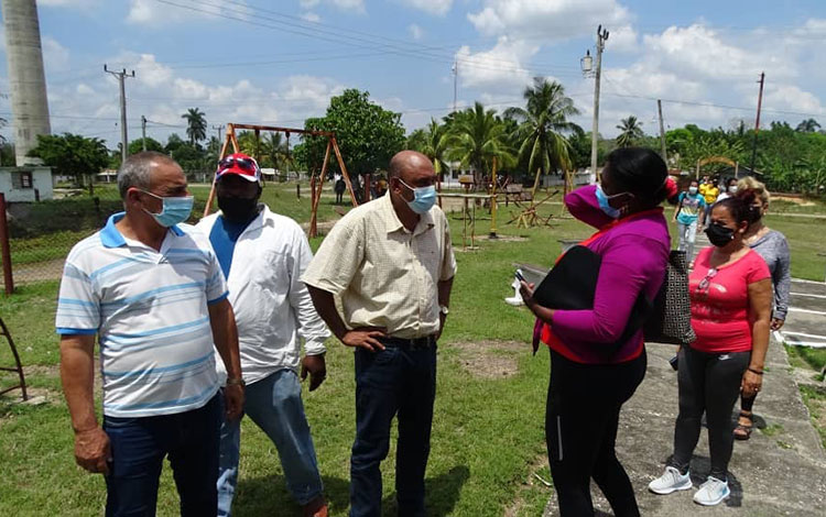 Gobernador de Villa Clara, Alberto López Díaz, recorre comunidad Mariana Grajales, de Cifuentes.