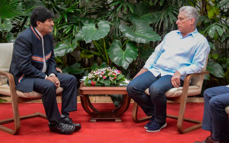 Miguel Díaz-Canel, presidente de Cuba, recibe al líder indigenista y expresidente de Bolivia, Evo Morales Ayma.