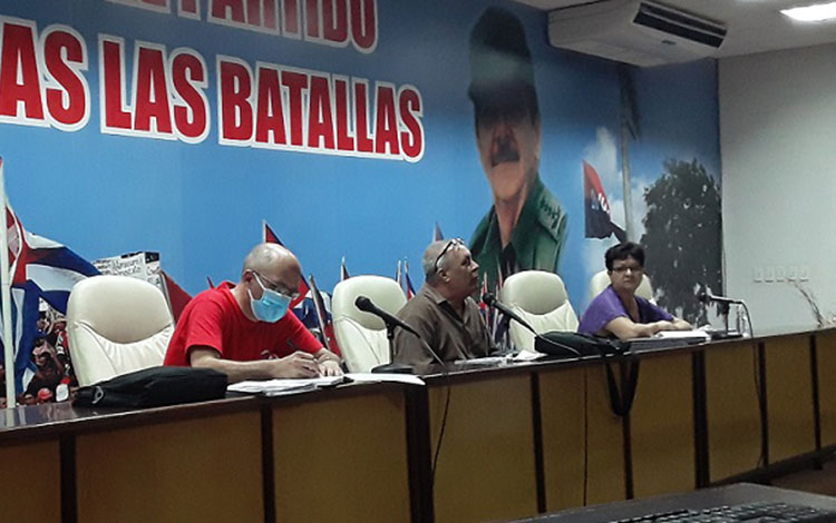 Encuentro de María Esther Bacallao Martínez, secretaria de la Comisión Electoral Nacional,  con autoridades electorales de Villa Clara.