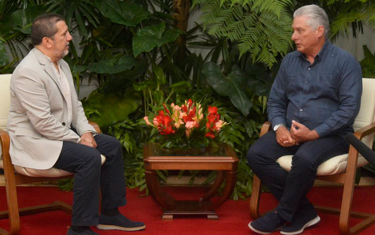 Miguel Díaz-Canel, presidente de Cuba, y Marco Papacci, presidente de la Asociación Nacional de Amistad Italia-Cuba. 