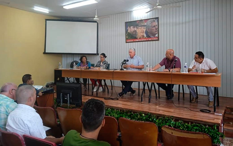 Presidente de Cuba, Miguel Díaz-Canel, sostiene encuentro sobre ciencia y desarrollo local, en Camajuaní, Villa Clara.