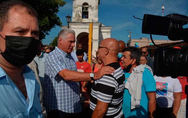 Presidente cubano, Miguel Dí­az-Canel Bermúdez, recorre comunidad de Vueltas, en Camajuaní­.