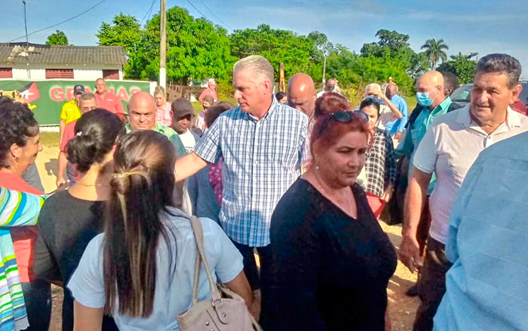 Recorrido del presidente cubano. Miguel Díaz-Canel, por la comunidad de El Guajén.