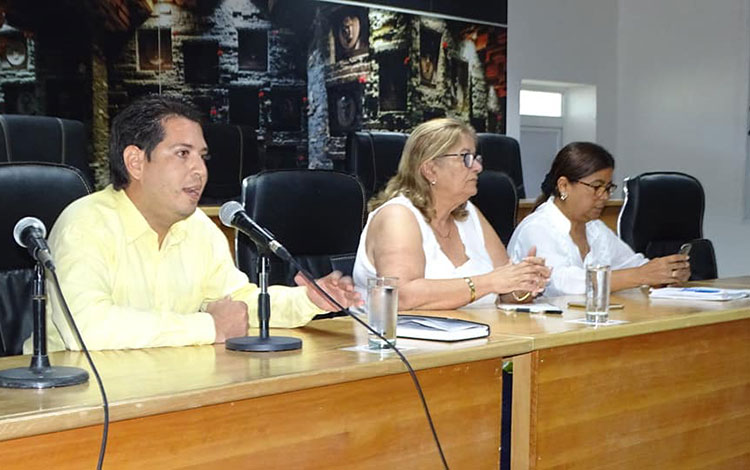 Presidieron el Taller, Enrique Moreno Gimeranez, director de Comunicación de la Asamblea Nacional del Poder Popular; Marisol García Cabrera, jefa del Grupo Independiente del Gobierno de Villa Clara, y Minoska Cadalso Navarro, al frente de la dirección de Comunicación e Información del Gobierno Provincial.