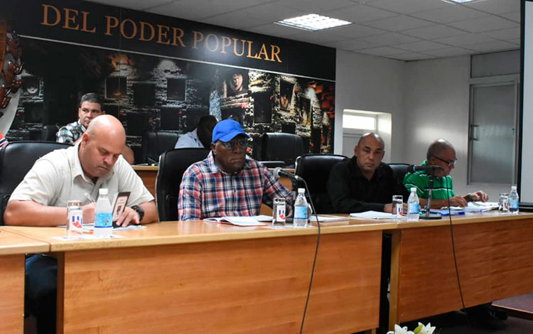 Vicepresidente de Cuba, Salvador Valdés Mesa, preside reunión de análisis de la producción agropecuaria y azucarera en Villa Clara, junto al primer secretario del Partido en la provincia, Osnay Miguel Colina, y el gobernador, Alberto López Díaz.