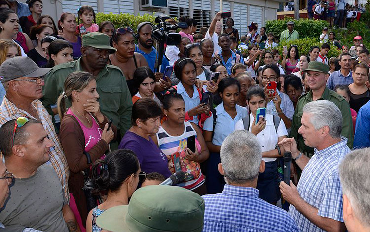 Presidente cubano, Miguel Díaz-Canel, dialoga con el pueblo en Pinar del Río.