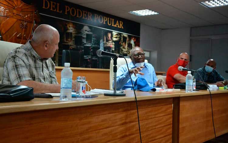 Salvador Valdés Mesa en reunión en el Gobierno