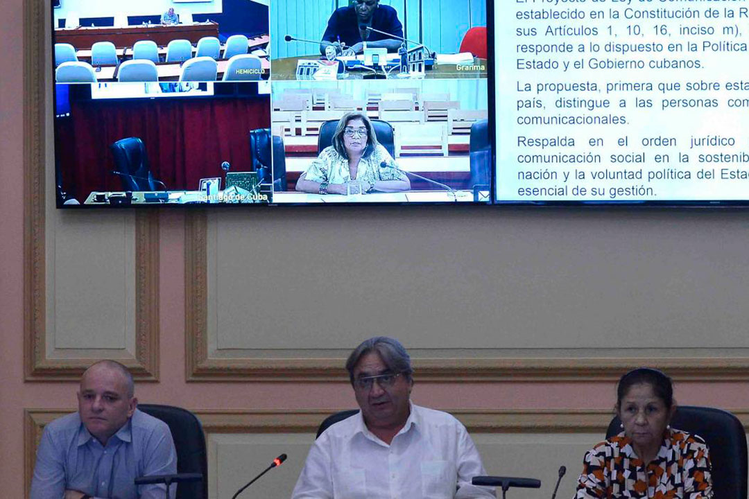 Reunión de presentación de la última versión de la Ley de Comunicación Social en Cuba.