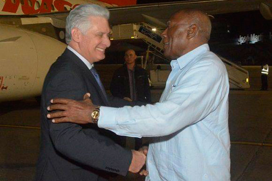 El presidente cubano, Miguel Díaz-Canel Bermúdez, es recibido por el vicepresidente, Salvador Valdés Mesa.