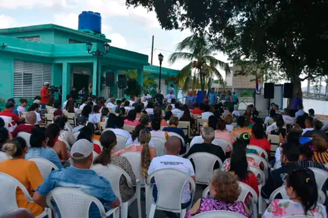 Encuentro de candidatos a diputados por Santa Clara con educadores.